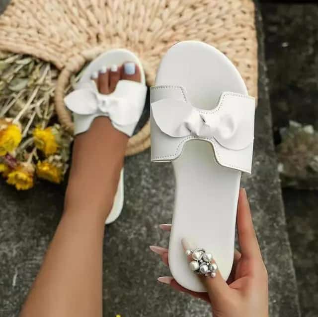 Bowtie leather sandals