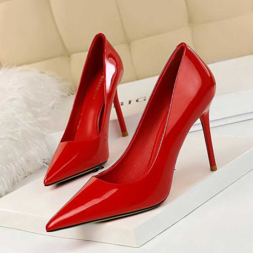 CLOSED WETLOOK HEEL