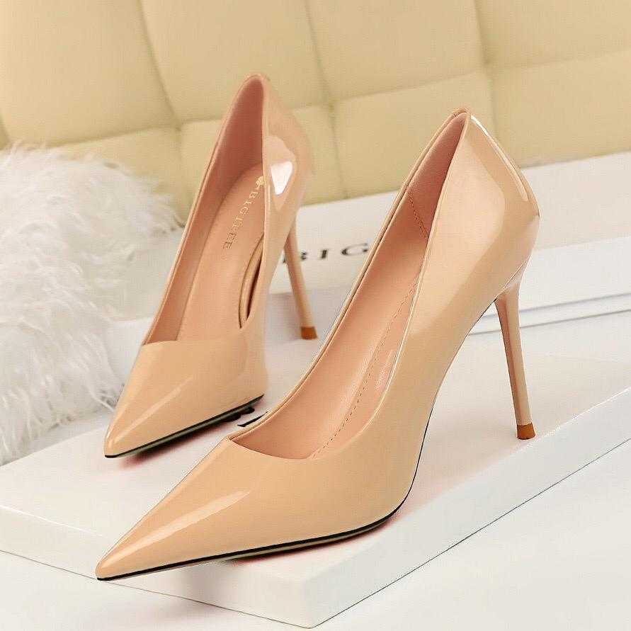 CLOSED WETLOOK HEEL