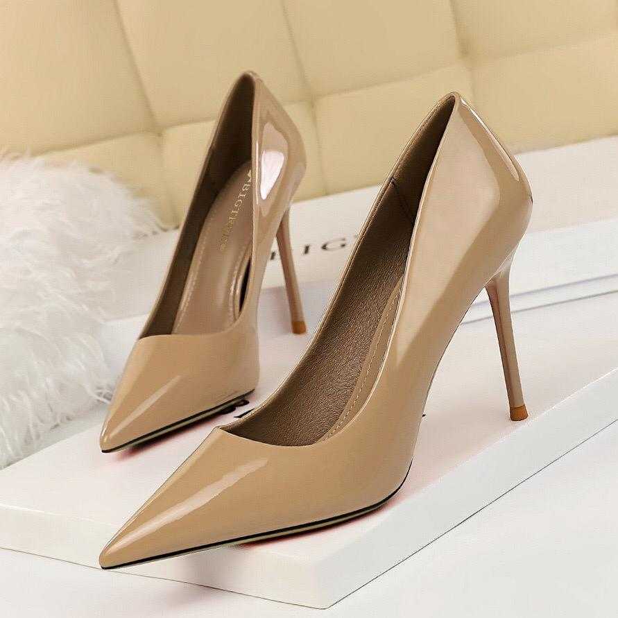 CLOSED WETLOOK HEEL