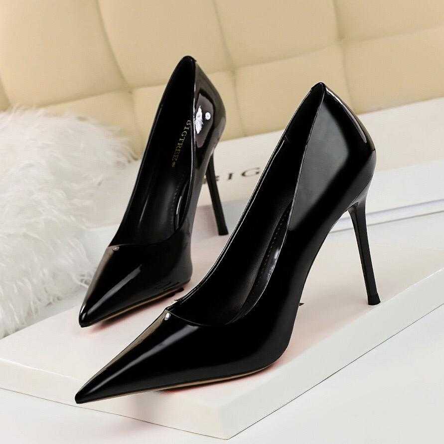 CLOSED WETLOOK HEEL